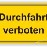 Gelbes Schild mit der Aufschrift "Durchfahrt verboten", das auf eine eingeschränkte Zufahrt hinweist.