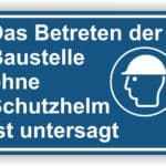 Hinweisschild für Baustellen mit der Aufschrift, dass das Betreten ohne Schutzhelm untersagt ist. Sicherheitshinweis für Baustellenbesucher.