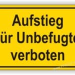 Schild mit der Aufschrift "Aufstieg für Unbefugte verboten", das auf ein Betretungsverbot hinweist.