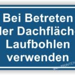 Schild zur Sicherheit auf Dachflächen mit der Aufforderung, Laufbohlen zu verwenden.