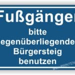 Hinweisschild für Fußgänger, das zur Benutzung des gegenüberliegenden Bürgersteigs auffordert.