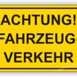 Achtungsschild für Fahrzeugverkehr auf gelbem Hintergrund, um auf mögliche Gefahren im Straßenbereich hinzuweisen.
