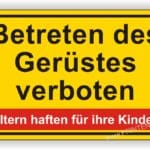 Warnschild mit dem Hinweis "Betreten des Gerüstes verboten" und dem Zusatz "Eltern haften für ihre Kinder". Das Schild ist gelb mit schwarzer Schrift und dient der Sicherheit auf Baustellen.
