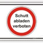 Schild mit der Aufschrift "Schutt abladen verboten" in einem roten Kreis, das auf das Verbot von Abfallablagerungen hinweist.