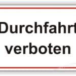 Schild mit der Aufschrift "Durchfahrt verboten", das Verkehrsteilnehmer vor unzulässiger Durchfahrt warnt.