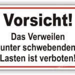 Achtungsschild mit der Aufschrift "Vorsicht! Das Verweilen unter schwebenden Lasten ist verboten!" zur Warnung vor Gefahren durch herabfallende Objekte.