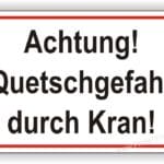 Warnschild mit der Aufschrift "Achtung! Quetschgefahr durch Kran!" zur Sicherheitsinformation auf Baustellen.