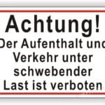 Achtungsschild mit der Aufschrift „Der Aufenthalt und Verkehr unter schwebender Last ist verboten“ zur Warnung vor Gefahren in Baustellenbereichen.