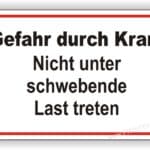 Warnschild mit dem Text "Gefahr durch Kran. Nicht unter schwebende Last treten" zur Sicherheitsinformation auf Baustellen.