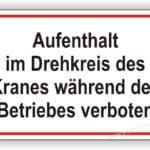 Sicherheitswarnschild mit der Aufschrift: Aufenthalt im Drehkreis des Krans während des Betriebs verboten.