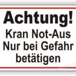 Warnschild mit der Aufschrift "Achtung! Kran Not-Aus Nur bei Gefahr betätigen" zur Sicherheitshinweise für Kranbedienungen.