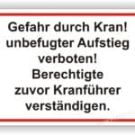 Warnschild mit der Aufschrift "Gefahr durch Kran! Unbefugter Aufstieg verboten! Berechtigte zuvor Kranführer verständigen." zur Anzeige von Sicherheitsvorschriften auf Baustellen.