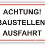 Achtungshinweis für Baustellenausfahrt mit klarer Beschriftung in Schwarz auf weißem Hintergrund.