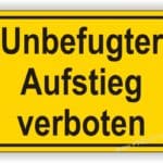Schild mit der Aufschrift "Unbefugter Aufstieg verboten" in gelber Farbe, das auf verbotene Zugänge hinweist.