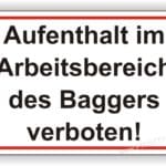 Hinweiszeichen, das den Aufenthalt im Arbeitsbereich eines Baggers verbietet, um Sicherheit zu gewährleisten.