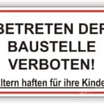 Schild mit der Aufschrift "Betreten der Baustelle verboten!" und dem Hinweis, dass Eltern für ihre Kinder haften.