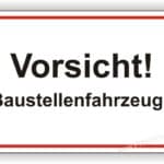 Sicherheitswarnungsschild für Baustellenfahrzeuge mit dem Hinweis "Vorsicht!" in klarer, gut lesbarer Schrift.