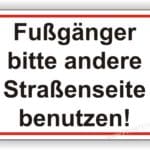Hinweisschild für Fußgänger, das dazu auffordert, die andere Straßenseite zu benutzen, um die Sicherheit zu gewährleisten.