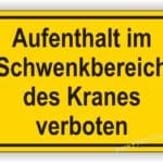 Warnschild mit der Aufschrift "Aufenthalt im Schwenkbereich des Krans verboten", das auf Sicherheitsvorschriften in Baustellen hinweist.
