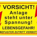 Warn- Schild Anlage steht unter Spannung Hinweisschild