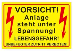 Warn- Schild Anlage steht unter Spannung Hinweisschild