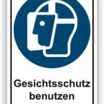 Schild mit der Aufschrift "Gesichtsschutz benutzen" und einem Symbol, das eine Person mit Schutzausrüstung darstellt, um auf die Notwendigkeit von Gesichtsschutz in gefährlichen Umgebungen hinzuweisen.