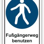 Hinweisschild für Fußgänger, das zur Benutzung des Gehwegs auffordert, mit einem stilisierten Fußgänger in einem blauen Kreis.