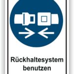 Sicherheitszeichen, das zur Verwendung des Rückhaltesystems im Fahrzeug auffordert, mit Symbolen für Sicherheitsgurt und Warnhinweisen.