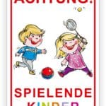 Achtung! Schild mit der Aufschrift "Spielende Kinder", das zwei fröhliche Kinder zeigt, die mit einem Ball und einem Schläger spielen. Das Bild dient der Warnung vor spielenden Kindern in der Nähe.