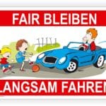 Illustration eines Verkehrsschildes mit der Aufschrift "FAIR BLEIBEN LANGSAM FAHREN". Es zeigt Kinder, die mit einem Ball spielen, während ein Fahrer in einem blauen Auto langsam vorbeifährt. Das Bild betont die Bedeutung von Sicherheit im Straßenverkehr.