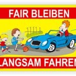 Illustration eines Verkehrsschildes mit der Aufforderung "Fair bleiben, langsam fahren", das Kinder beim Spielen zeigt und einen Autofahrer, der vorsichtig fährt.