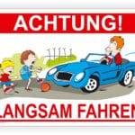 Illustration eines Verkehrsschildes mit der Aufschrift "Achtung! Langsam fahren". Das Schild zeigt einen Fahrer in einem blauen Auto, der an spielenden Kindern vorbeifährt. Ideal für Verkehrssicherheit und Kindersicherheit im Straßenverkehr.