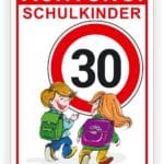 Schild mit der Aufschrift "Schulkinder" und einer Geschwindigkeitsbegrenzung von 30 km/h, illustriert mit zwei Kindern, die Schulranzen tragen.