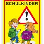 Warnschild für Schulkindersicherheit mit zwei Kindern, die fröhlich zur Schule gehen, vor einem Warnsymbol.
