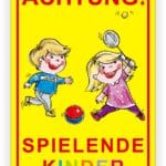 Achtungsschild mit dem Hinweis auf spielende Kinder, illustriert mit einem Jungen und einem Mädchen, die fröhlich mit einem Ball und einem Schläger spielen. Hintergrund in leuchtendem Gelb.