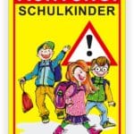 Warnschild für Schulkindersicherheit mit drei fröhlichen Kindern, die zur Schule gehen. Das Schild hat eine auffällige gelbe Hintergrundfarbe und ein rotes Dreieck mit einem Ausrufezeichen, um Autofahrer auf die Anwesenheit von Kindern aufmerksam zu machen.