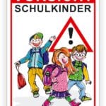 Illustration eines Verkehrsschildes mit dem Hinweis auf Schulkindersicherheit, zeigt drei fröhliche Kinder in bunten Schulkleidern, die zur Schule gehen.