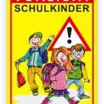 Illustration eines Verkehrsschildes mit dem Hinweis "Vorsicht Schul Kinder", das drei fröhliche Kinder zeigt, die zur Schule gehen. Das Schild ist gelb mit einem roten Dreieck und einem Ausrufezeichen.