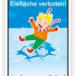 Kind mit rotem Schal und bunten Stiefeln, das auf einer zerbrochenen Eisfläche rutscht. Warnschild mit der Aufschrift "Eisfläche verboten!" im Hintergrund.
