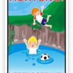 Zwei Kinder spielen am Wasser, eines springt ins Wasser, während das andere am Ufer steht. Ein Fußball schwimmt im Wasser. Illustrative Darstellung von Sommeraktivitäten und Freundschaft.