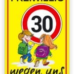Kinder mit Schulranzen gehen fröhlich unter einem Verkehrsschild mit der Geschwindigkeitsbegrenzung 30 km/h, das auf mehr Sicherheit hinweist.