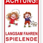 Achtungsschild mit der Aufschrift „Langsam fahren, spielende Kinder“ und einer bunten Illustration von zwei fröhlichen Kindern, die mit einem Hund spielen. Das Schild dient der Warnung für Autofahrer in Wohngebieten.