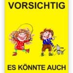 Kinder spielen mit einem Seil und einem Hund, mit einem gelben Warnschild im Hintergrund, das zur Vorsicht auffordert.