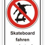 Verbotsschild für Skateboardfahren mit einer durchgestrichenen Silhouette eines Skaters.