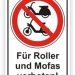 Verbotsschild für Roller und Mofas mit klarer Botschaft, dass das Parken dieser Fahrzeuge nicht erlaubt ist.