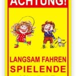 Bunte Warnsignage mit der Aufschrift "Achtung! Langsam fahren, spielende Kinder" zeigt zwei fröhliche Kinder, die mit einem Seil spielen, und einen kleinen Hund. Das Schild ist in leuchtenden Farben gestaltet und soll Autofahrer auf die Gefahr von spielenden Kindern in der Nähe aufmerksam machen.