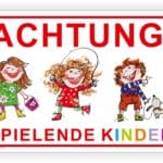 Achtungsschild mit der Aufschrift "Achtung! Spielende Kinder" und drei fröhlichen, bunten Kindern, die spielen. Eines der Kinder springt mit einem Seil, während die anderen lachen und ein Hund neben ihnen steht.