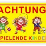 Bunte Warnschild mit der Aufschrift "Achtung! Spielende Kinder" und fröhlichen, spielenden Kindern in verschiedenen Outfits, die mit einem Hund spielen.