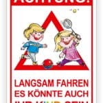 Achtungsschild mit Kindern, die spielen; Hinweis auf langsames Fahren zur Sicherheit von spielenden Kindern.