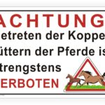 Achtungsschild mit der Aufschrift "Betreten der Koppeln und Füttern der Pferde ist strengstens verboten", das auf die Sicherheit und den Schutz der Pferde hinweist.